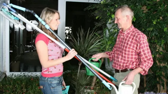 ◤Oldje◢ Helping Old People ►Alica, Doug